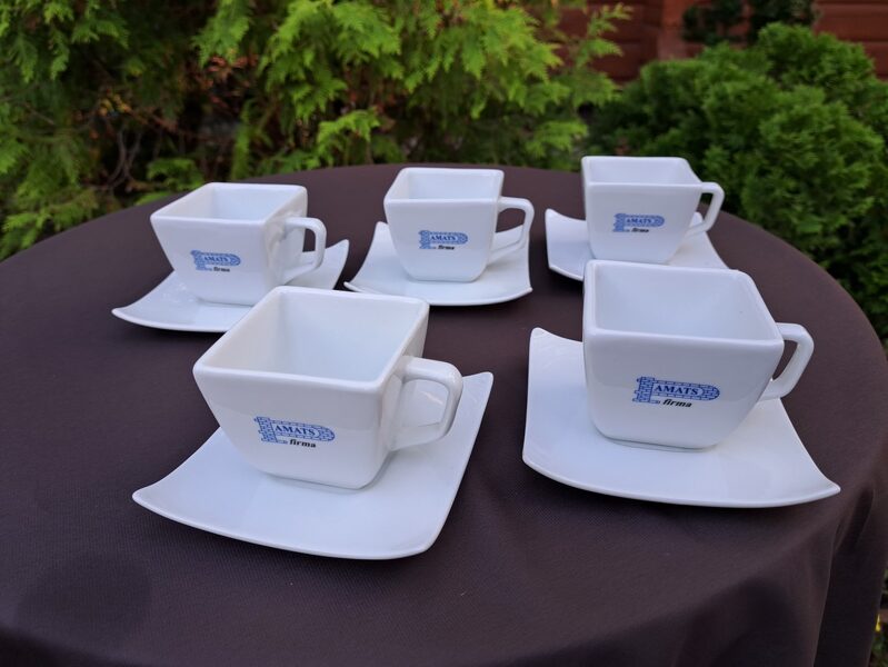 Kafijas pāri ar logo un uzrakstu "Firma PAMATS" uz krūzītes, nezinams ražotājs (LOGO 34)