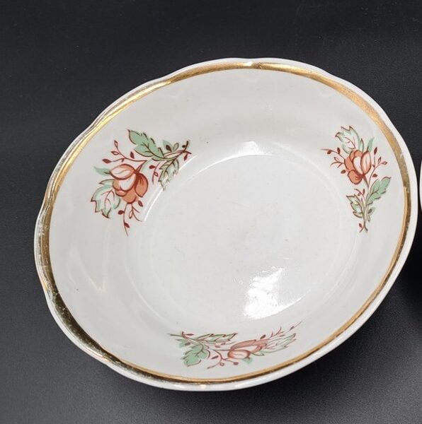 Salātu bļodiņa ar brūnganaām puķēm, zeltu un reljefa malu, RPR. Diam.13,6cm (Citi pusd 177)