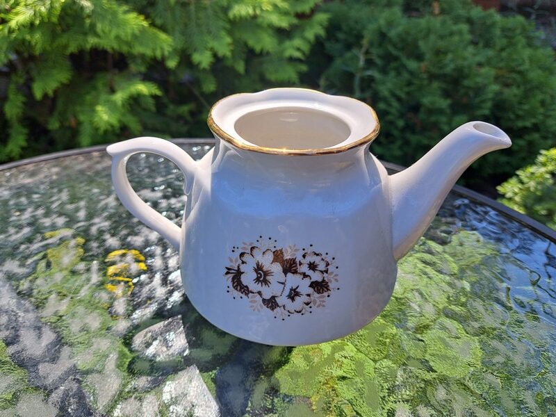 Tējkanna bez vāciņa ar brūnganām puķēm un zeltu, servīze "Karīna", RPR (Karīna 145)