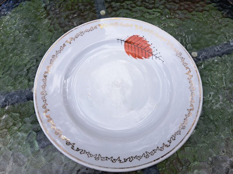 Otrā ēdiena šķīvis, pusdienu servīze "Spīdola" ar rudām lapām un zelta rakstu gar malu, PFF. D=24cm (Spīdola 109)