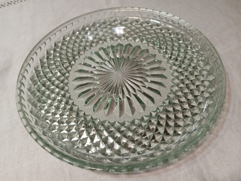 Skaista izspiesta stikla apaļa paplate, stikla krāsa mazliet zilgana (Citi st 07)