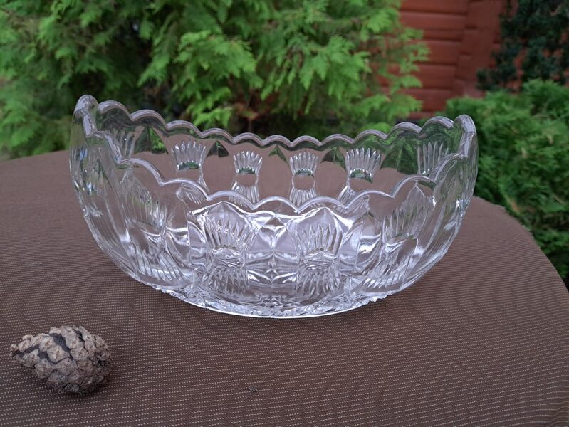 Lielā laiviņa, caurspīdīgs presēts stikls, iespējams Iļģuciema stikla fabrika (Stikls sk 136)