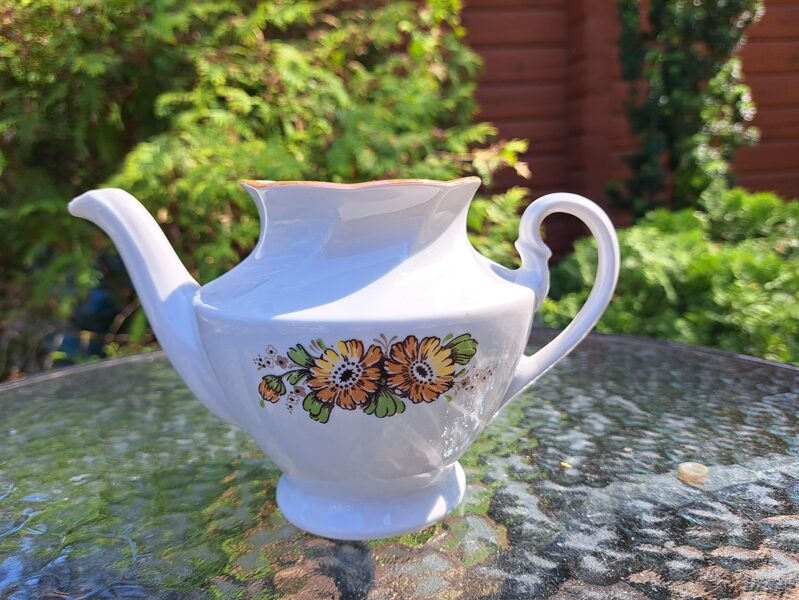 Tējkanna bez vāciņa, tējas "Viktorija" ar klinģerītēm un bēšu lustru, RPR (Viktorija t 81)