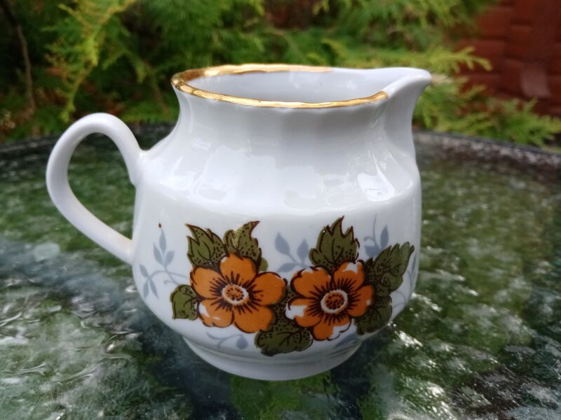 Krējuma kanniņa, tējas servīze "Māra" ar brūnām puķēm (Māra tējas 45)