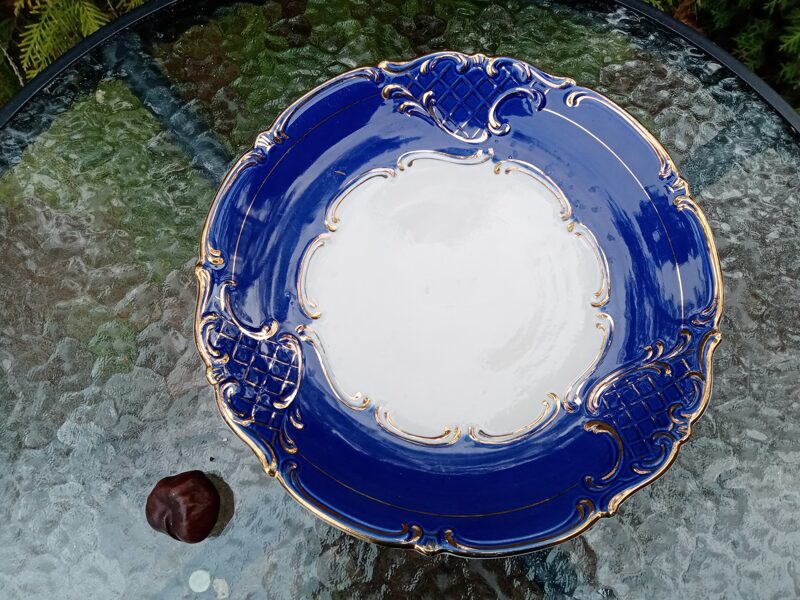 Grezns porcelāna augļu šķīvis ar bagātīgu zeltu, reljēfa detaļām un kobalta malu, PFF (Citi 190)