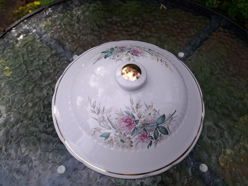 erīnes vāks ar skaistu puķu dekolu (Citi rpt 93)