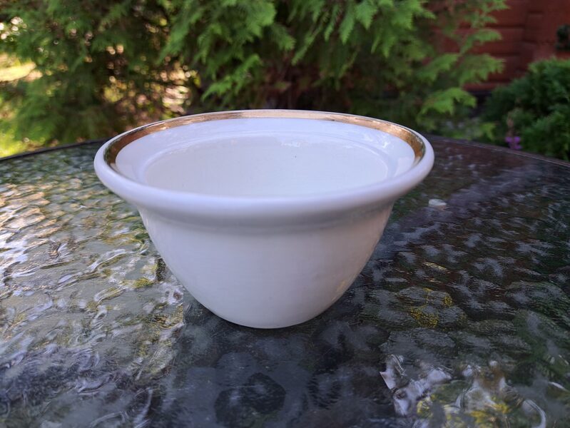 Cukurtrauks bez vāka no piusdienu servīzes, balts ar zeltu, ZIK. Fajanss (ZIK 17)