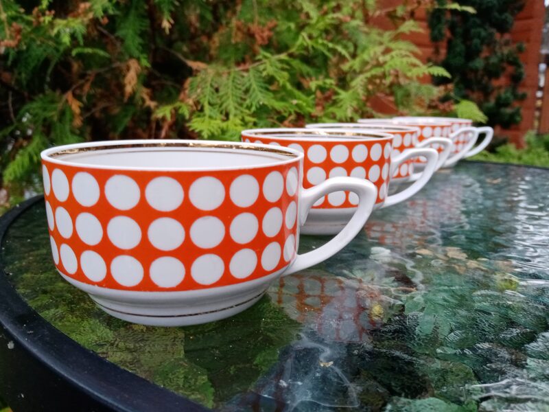 Tējas krūzītes sarkanas ar dekolu "polka dot", tējas servīze "Aija-2" (Aija-2 tējas 68)