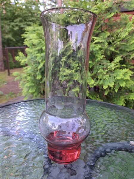 Maigi rozā krāsas stikla vāzīte ar rokas grāvēšanu (apļi), Līvānu stikla fabrika (Stikla vāze 121)