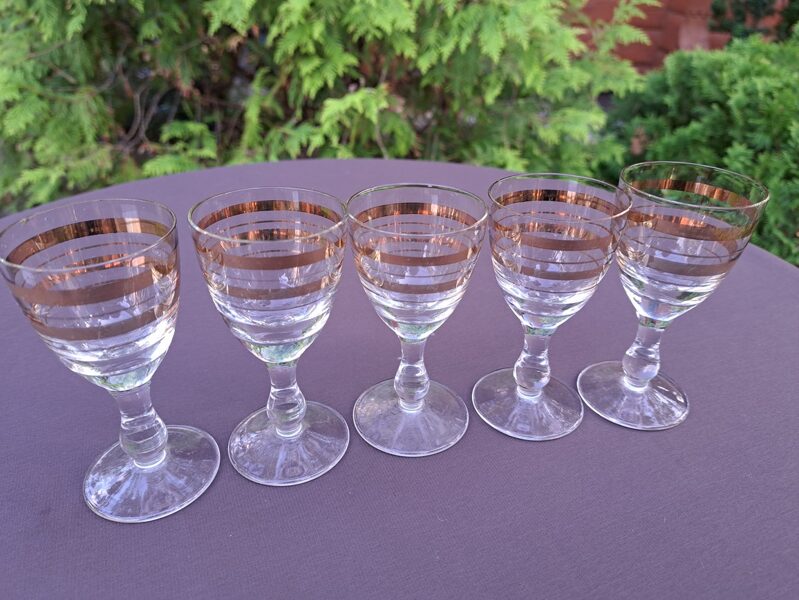 Degvīna glāzīšu ar zeltu uz kājiņas komplekts 5 personām, Latvijas stikls (Stikla gl 97)