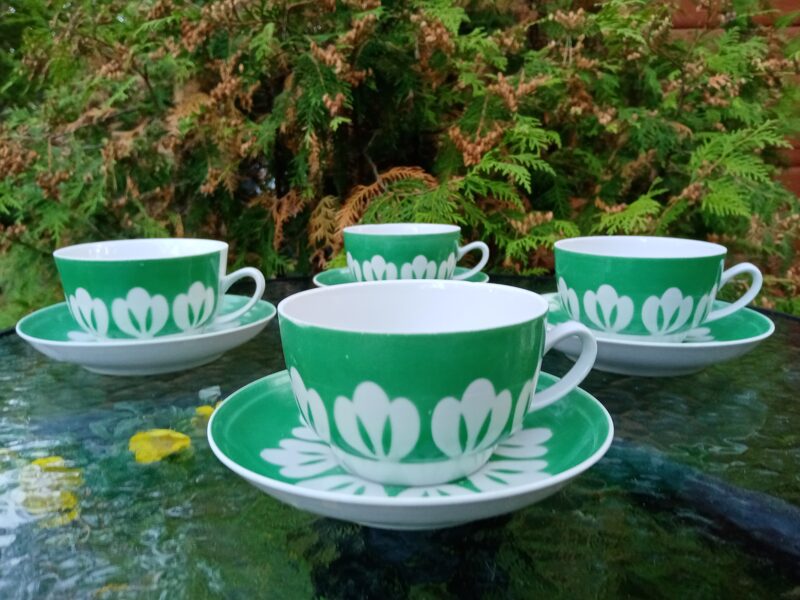 Tējas pāri, forma tējas "Aija-1" ar zaļu dekolu uz balta bez zelta (Aija-1 tējas 24)