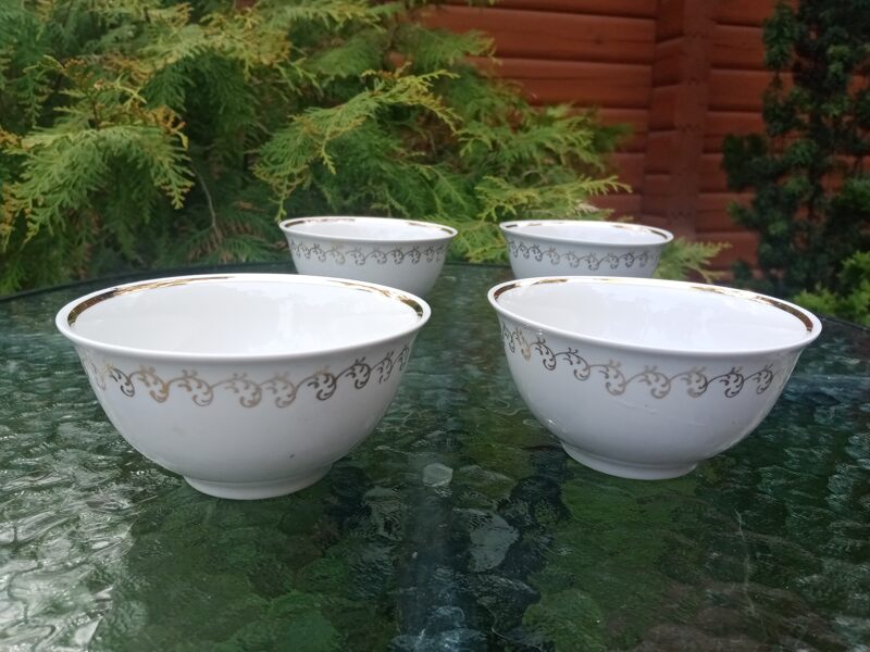 Bļodiņas(pialas) mazas, servīze "Austrumu" baltas ar zelta rakstu, RPR. Diam. 11,3cm (Austrumu 27)