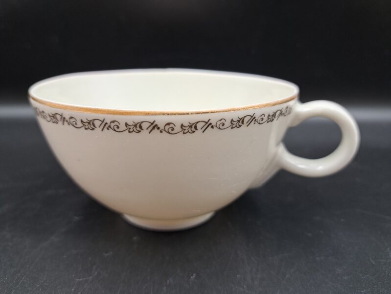 Eleganta kafijas krūzīte ar melnu vainadziņu un zelta svītru, forma "Winifred"(?), Jessen (Jessen 24)