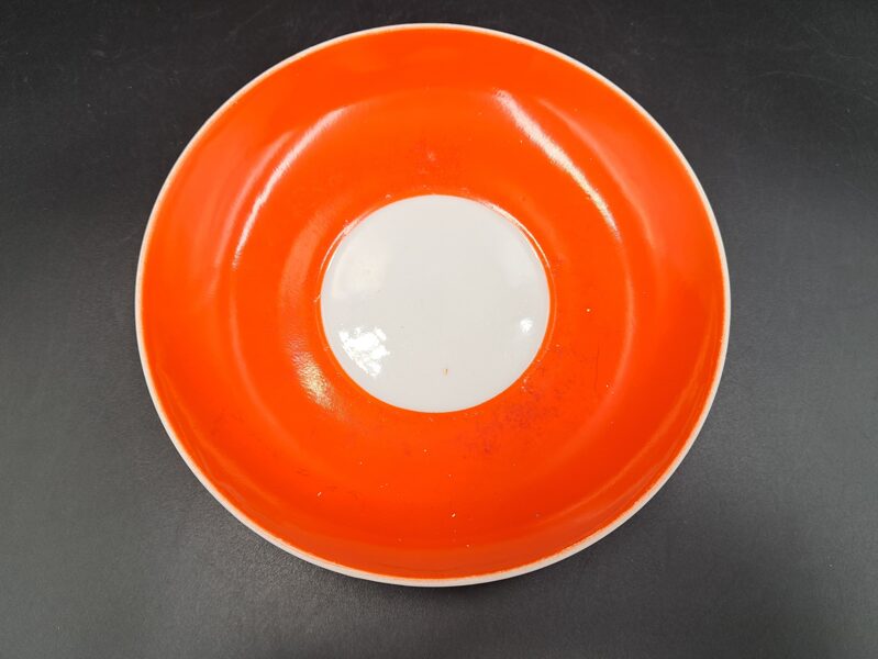 Tējas apakštase sarkana bez zelta no tējas servīzes Aija-2, RPR (Aija-2 tējas 144)