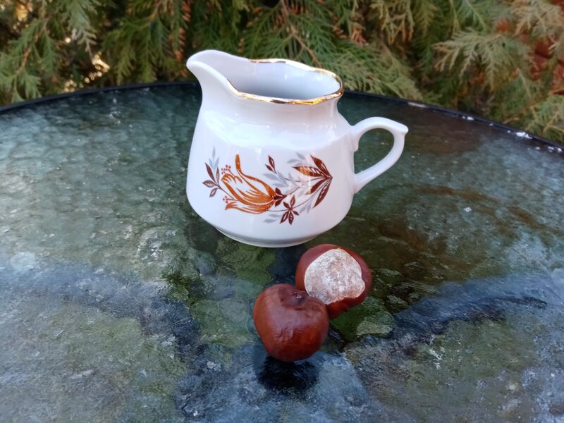 Krējuma kanniņa ar brūnām tulpēm, servīze "Karīna" (Karīna 26)