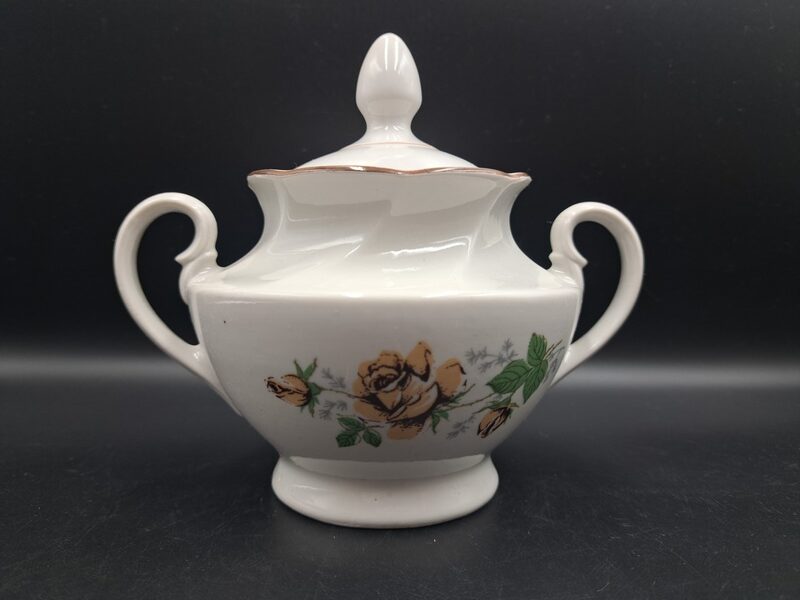 Cukurtrsuks ar bēšām rozēm un tumši brūnu apvilkumu gar augšējo malu, tējas servīze "Viktorija", RPR (Viktorija t 123)