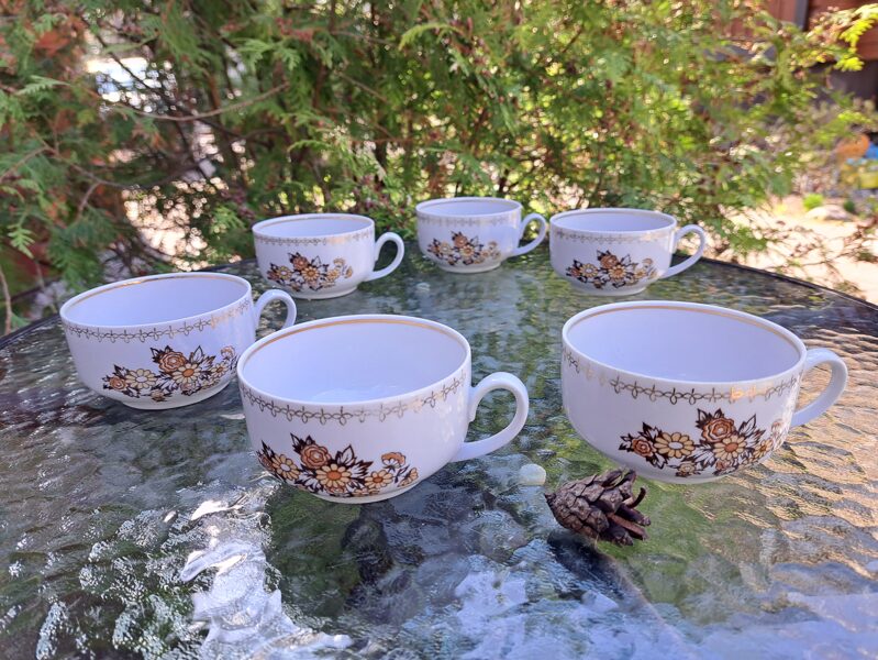 Tējas krūzīte Rīga (no 60.-iem), ar dzelteni-brūnām puķēm un zelta rakstu (Rīga-60 50)