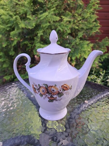 Lielā tējkanna, tējas "Viktorija" ar klinģerītēm un brūnu lustru, RPR (Viktorija t 135)