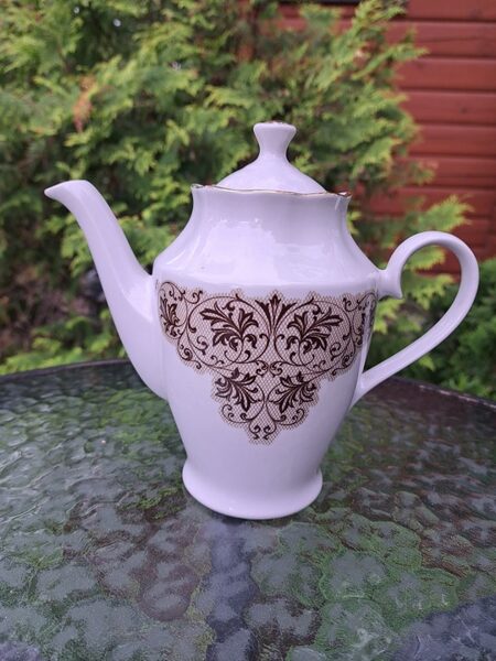 Kafijas kanna, kafijas servīze "Ārija" ar brūnu mežģīņu dekolu (bēšs tikliņs, silts tonis) un zeltu, RPR (Ārija kafijas 101)