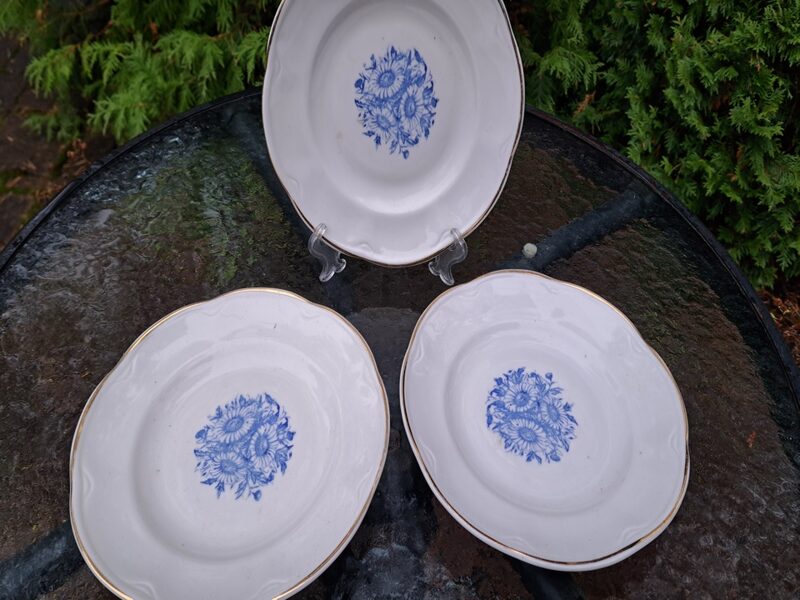 Maizes šķīvji ar zilu pušķi centrā un zelta apvilkumu,  pusdienu forma "ROKOKO", RPF (Rokoko 192)