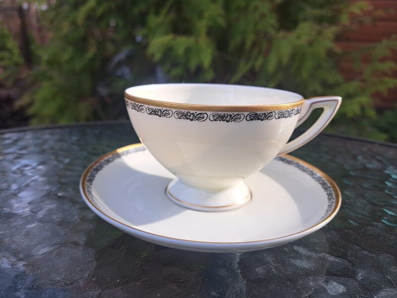 Elegants tējas pāris ar melnu puķu vainadziņu un zeltu. Kuzņecovs, zaļais jubilejas zīmogs (Kuzņecovs 102)