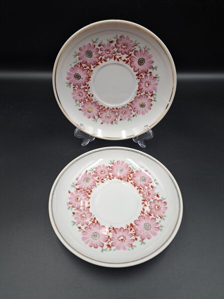 Apakštases ar rozā puķēm, zaļām lapiņām un zeltu, tējas servīze "Ārija", RPR (Ārija tējas 119)