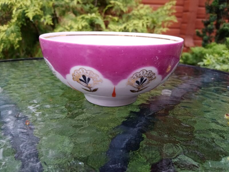 Vintāža bļodiņa balta ar violetu pārklājumu un rokas gleznojumu, 60.-ie gadi (Citi 127)