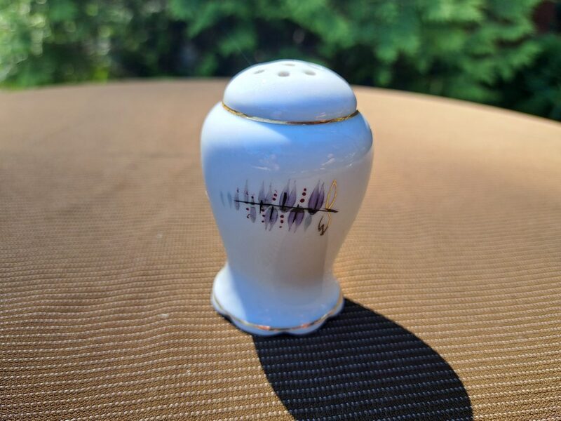 Skaists piparu trauks ar lillā zaru un zeltu (Citi rpt 162)