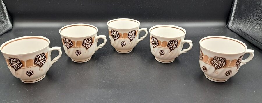 Krūzītes, plānsienu kafijas servīze "RĪGA" ar brūnām/bešā dekolu un brūnu svītru iekšā, RPR (Rīga 80 67)