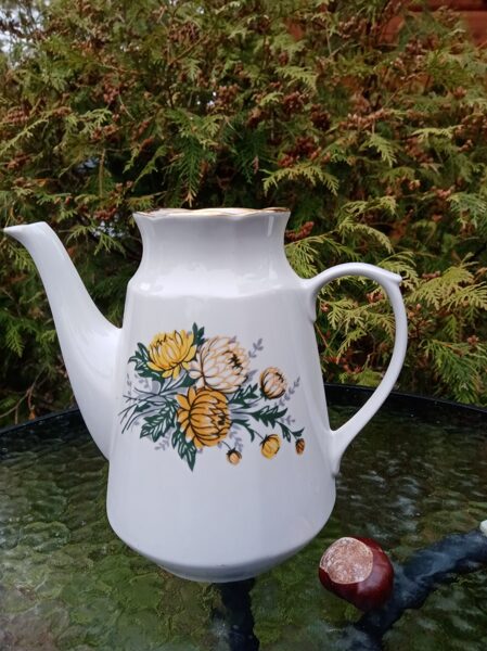 Tējkanna liela bez vāciņa, servīze "Karīna" ar dzeltenām asterēm ar zeltu, RPR (Karīna 81)