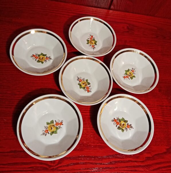 Ievārījuma bļodinas ar dzeltenām rozēm un sarkanām puķītēm un zeltu- komplekts 6 personām (Karīna 69)