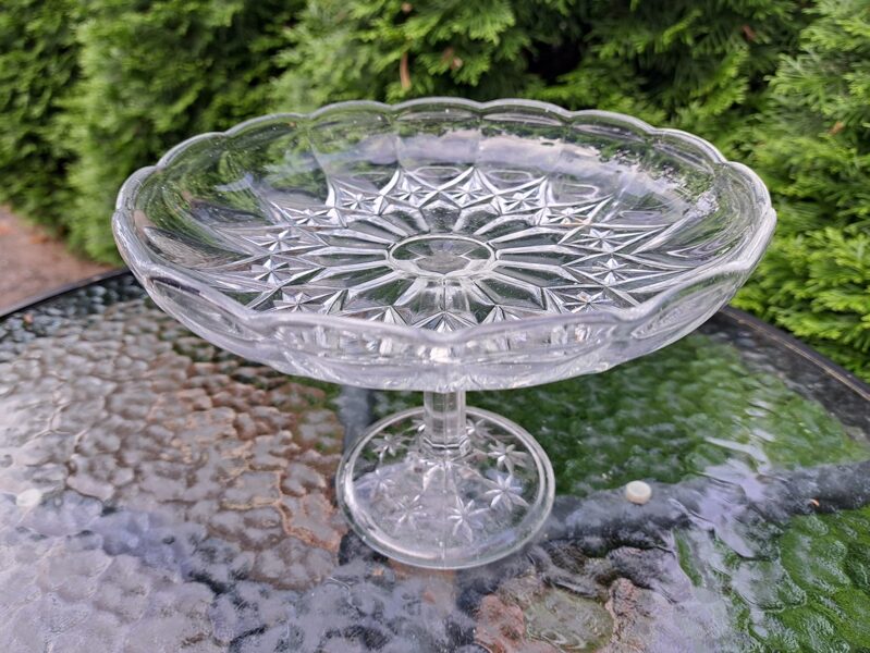 Skaists vintāžs izspiesta stikla augļu trauks uz kājas. D=21cm; h=15cm (Citi st 89)