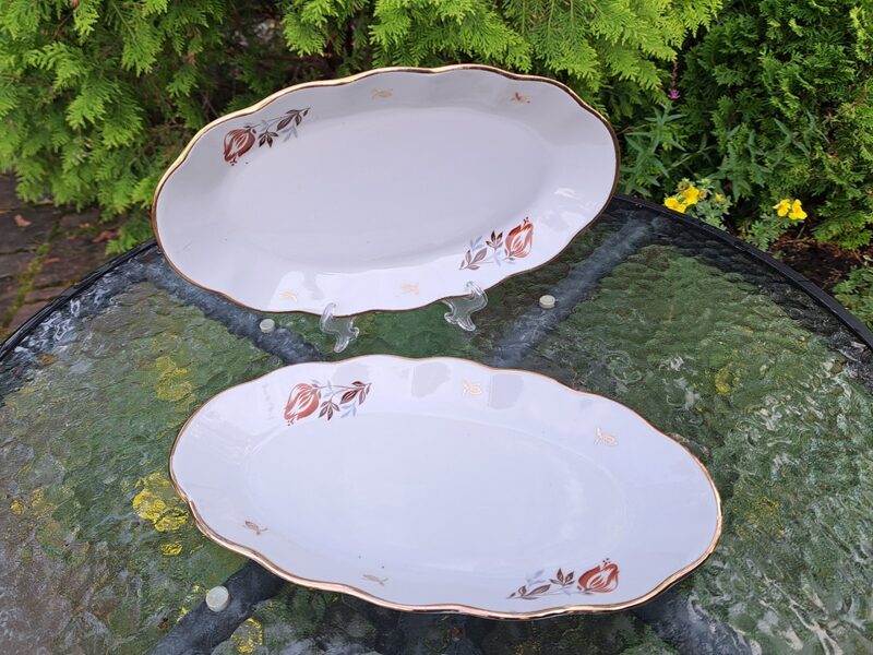 Garenie šķīvji l=27cm ar brūnām tulpēm un zeltu, pusdienu servīze "Ārija", brūna neizpūsta tulpe. (Ārija pusdienu 316)