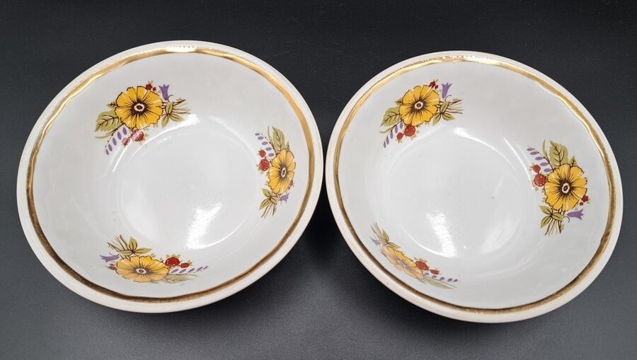 Salātu bļodiņas ar dzeltenām puķēm, rievotu malu un zeltu, RPR. Diam.15,5cm (Citi pusd 179)