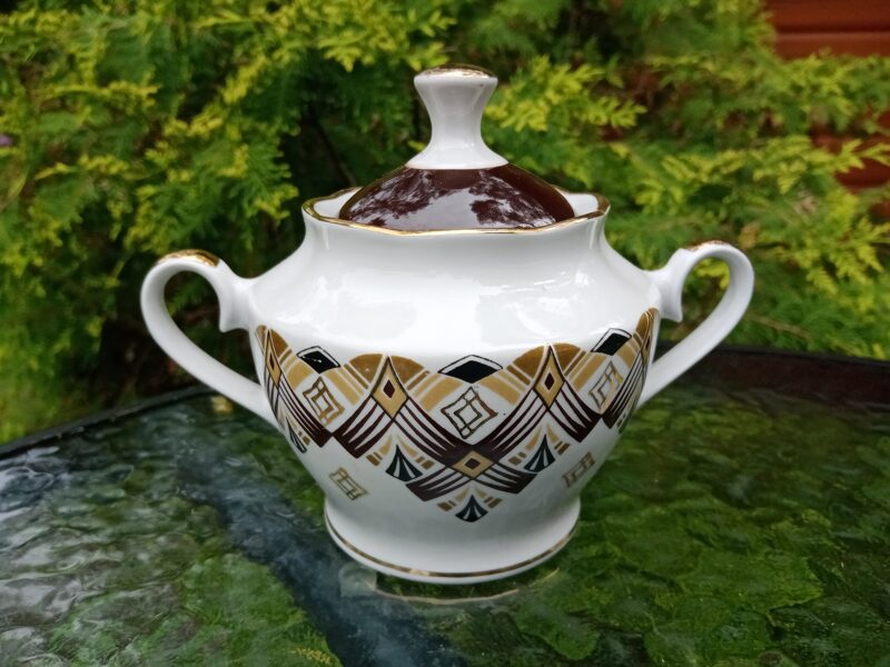 Cukurtrauks, tējas servīzes "Ārija" ar rūtaino dekolu un bagātīgu zeltu (Ārija tējas 35)