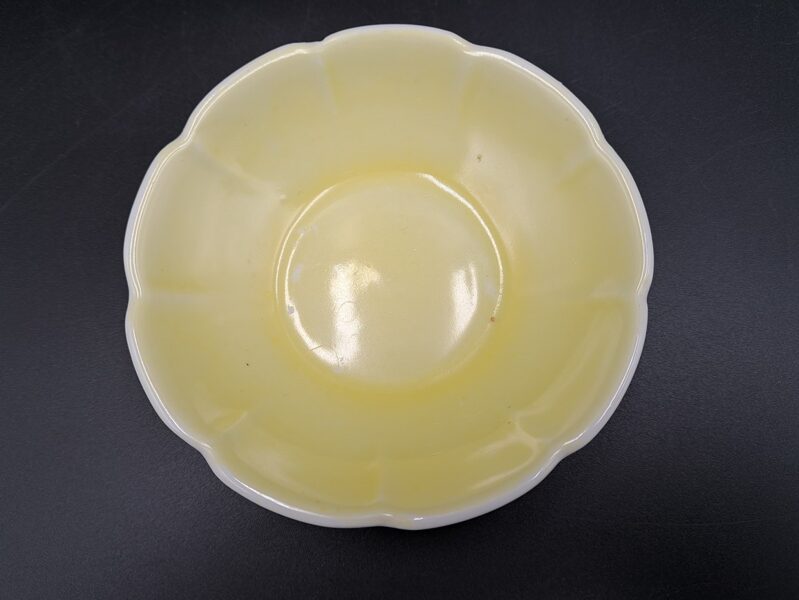 Skaista un reti sastopama ievārījuma bļodiņa, maigi dzeltena, bez zelta, mazs robiņš, RPR (Citi 268)