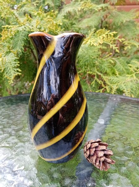 Interesanta māla vāzīte melna ar dzeltenām svītrām un neparasto formu (Keram 24)