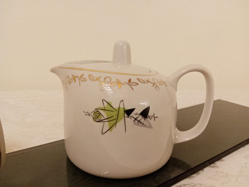 Neparastas formas tējkanniņa 500ml balta ar zelta rakstu un zaļu rozi (Citi 172)