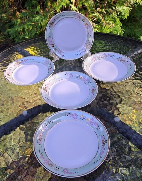 Kūku šķīvis "Marianna", gaiši zaļš pārklājums ar rozā-zelta puķītēm, rokas gleznojums, RPR (Marianna 112)