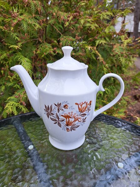 Lielā tējkanna no tējas servīzes "Ārija" ar brūnām tulpēm, bez zelta, RPR (Ārija tējas 69)