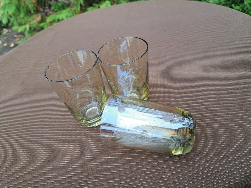 Komplekts 2 pers. Glāzes taisnas, lustrētas, zaļgani-dzeltenas, ar rakas gravēšanu - apļiem, NEMAN (Stikla gl 129)