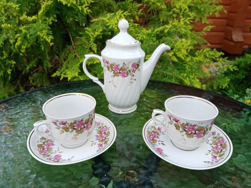 Komplekts diviem (oriģinālā rūpnīcas komplektācija) "Tet-a-Tet" ar puķēm (Rīga 80 26)