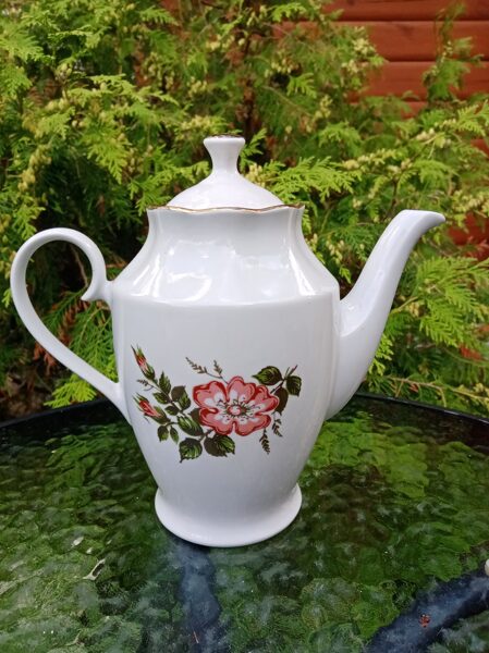 Lielā tējkanna no tējas servīzes "Ārija" ar mežrozītēm (Ārija tējas 45)