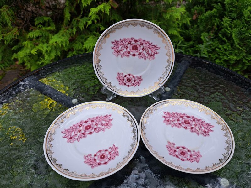 Apakštases ar rozā puķēm un zelta ornamentu, tējas servīze "Aija-2", RPR (Aija-2 tējas 114)