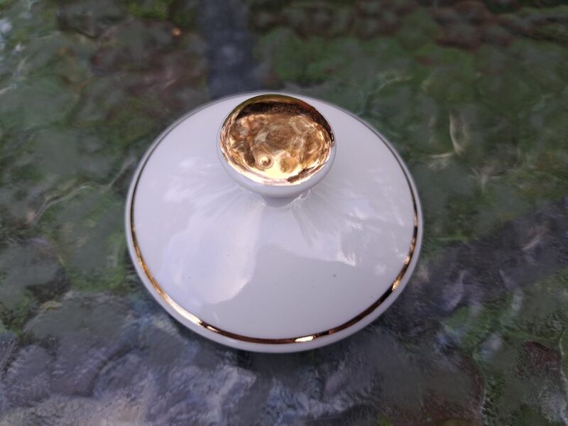 Vāciņs cukurtrauka/kafijas kannas "Vasara" balts ar šauru zelta svītru uz vāciņa un zelta rokturi, RPR (Vasara 74)