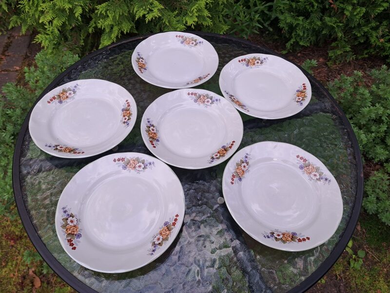 Maizes šķīvji ar pušķi ar bēšu rozi, bez zelta ar gaiši zaļu lustru, forma "Viktorija", RPR. D=17cm (Viktorija pusd 80)