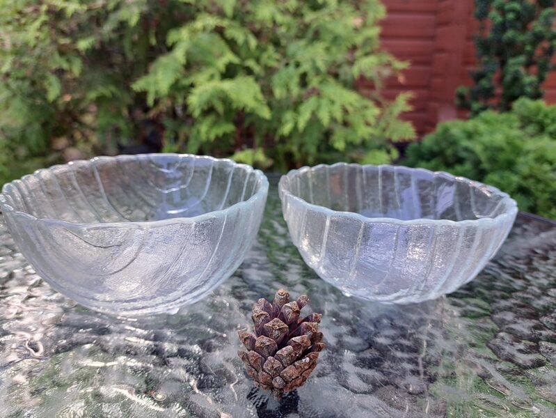 Vintāžas caurspīdīga izspiesta stikla bļodiņas uz kājiņām (Stikls sk 118)