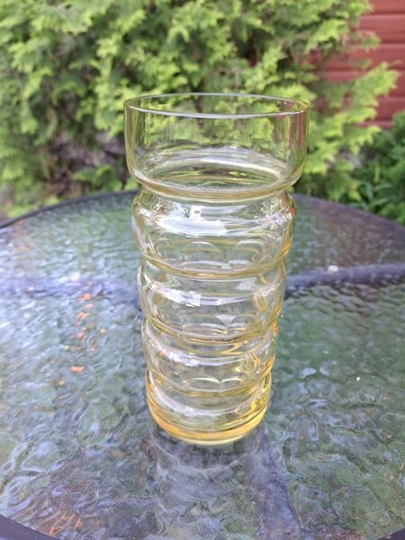 Dzeltena stikla vāze ar reljefa formu un rokas grāvēšanu (apļi), Latvijas stikl (Stikla vāze 116)