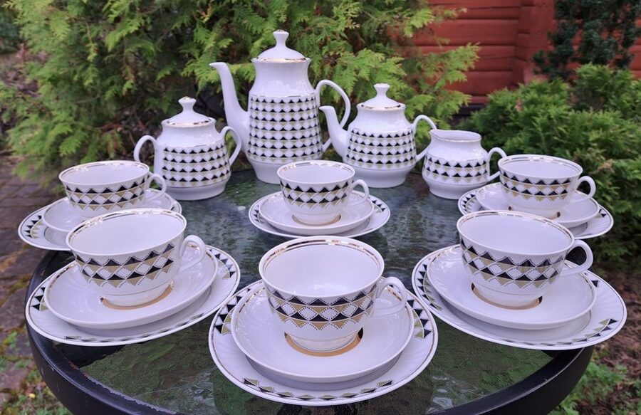 Servīze tējas/kafijas ar lielu kannu ar ģeometrisko dekolu un zeltu, forma "Māra", RPR (Māra tējas 156)