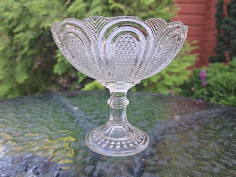 Antikvārs cukurtrauks uz kājiņas, caurspīdīgs. Iespējams, Lorup (Igaunija) vai ZĄBKOWICE (Polija, 1910.g., Nr.389) (Kristāla citi 38)